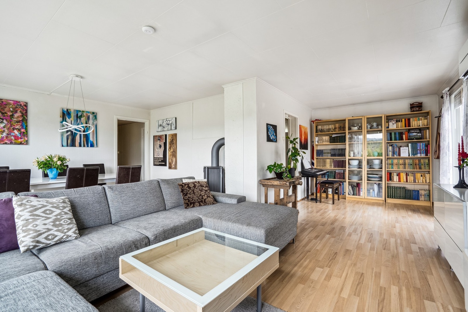 Med både vedfyring og en ny varmepumpe sikres en behagelig og energieffektiv oppvarming gjennom hele året. Galleribilde