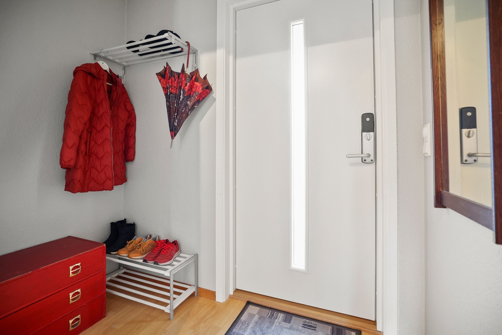 Når du trer inn i Breverudmyra 66, møtes du av en entré med plass til oppbevaring på vegger Galleribilde