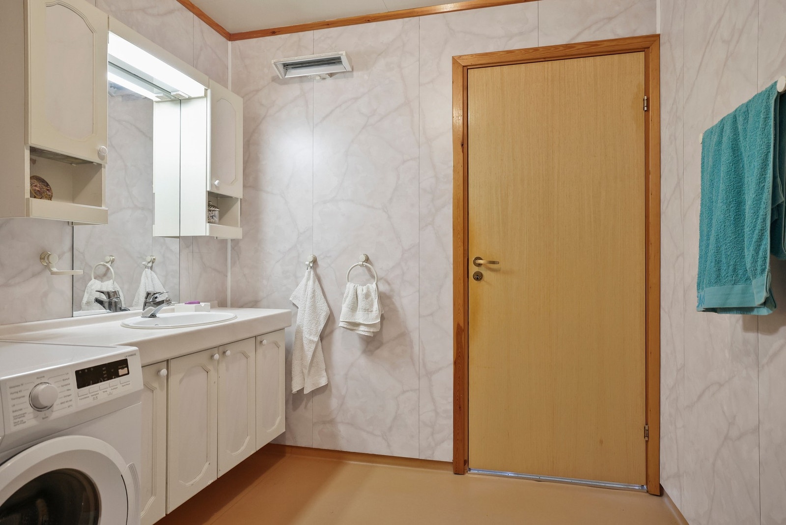 Badet er utstyrt med gulvvarme for ekstra komfort. Galleribilde
