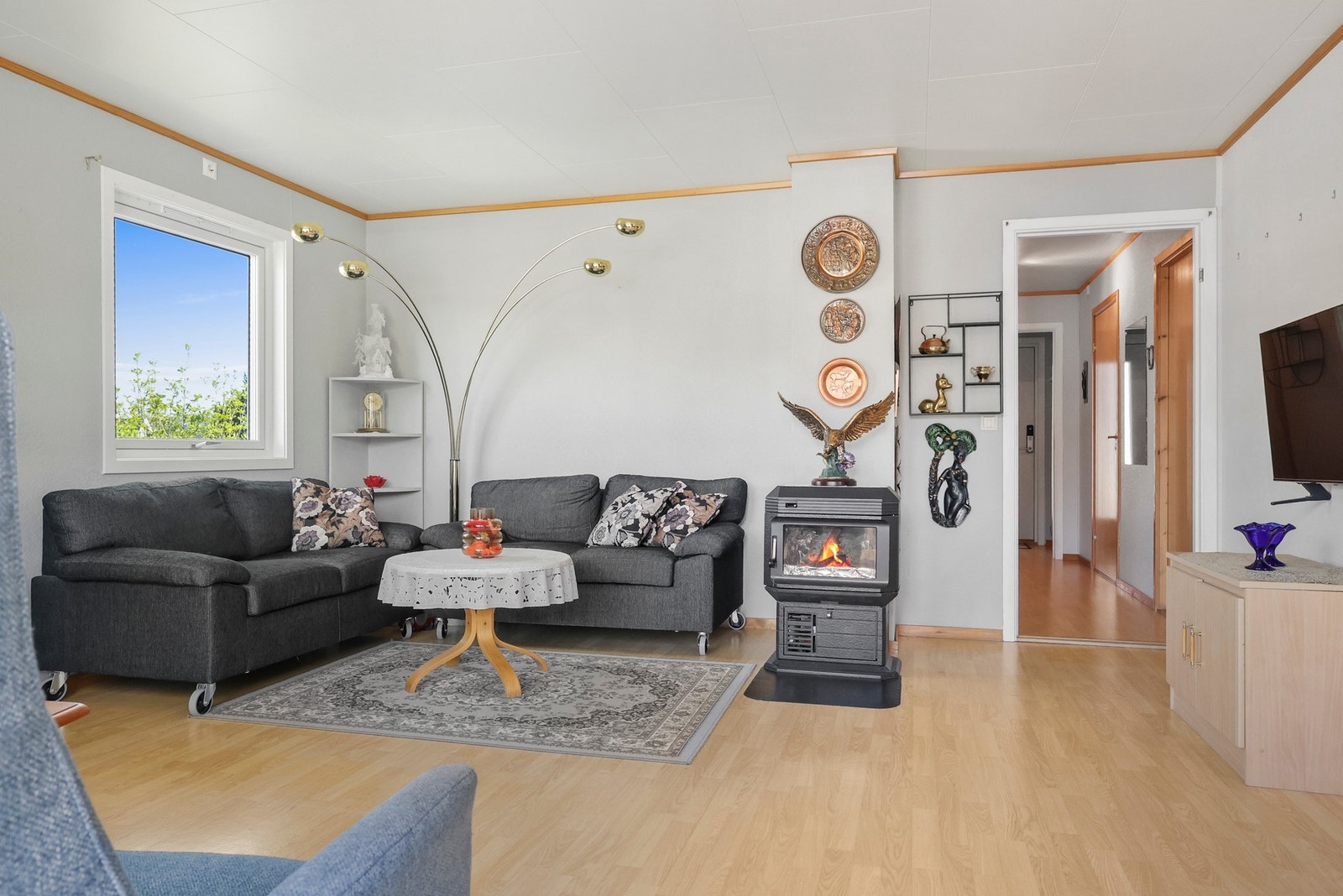 Rommet har en vedovn som skaper varme og hygge. Galleribilde