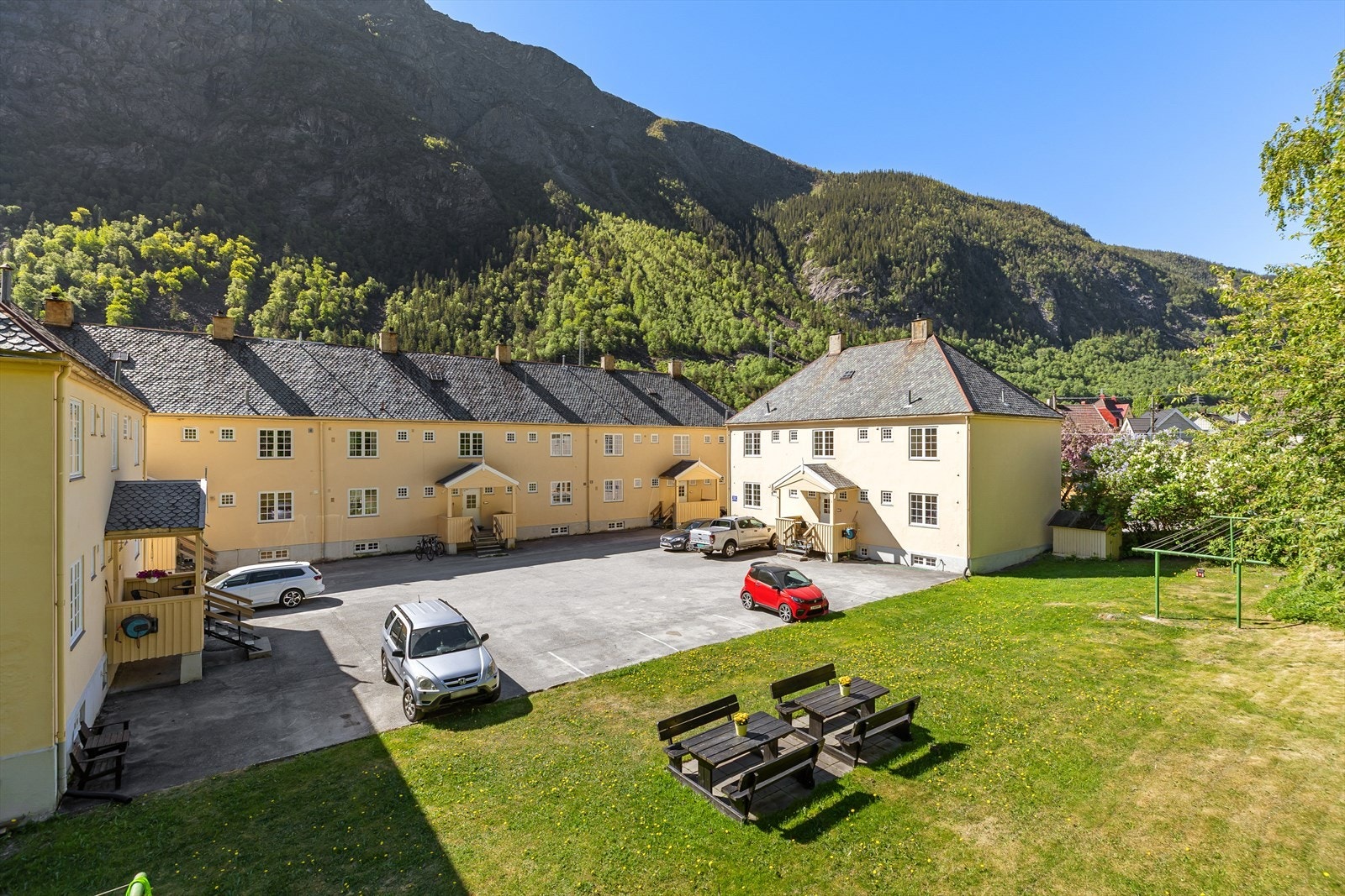 Borettslaget har en trivelig og skjermet bakgård Galleribilde