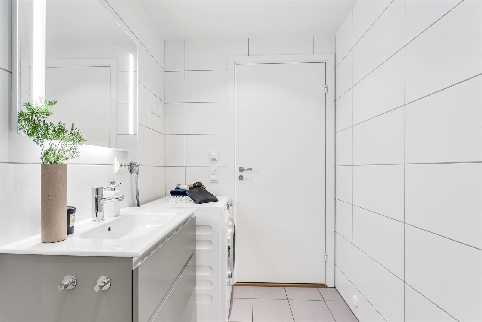 Badet har et praktisk speilskap med lys og skuffer under servant for oppbevaring. Galleribilde