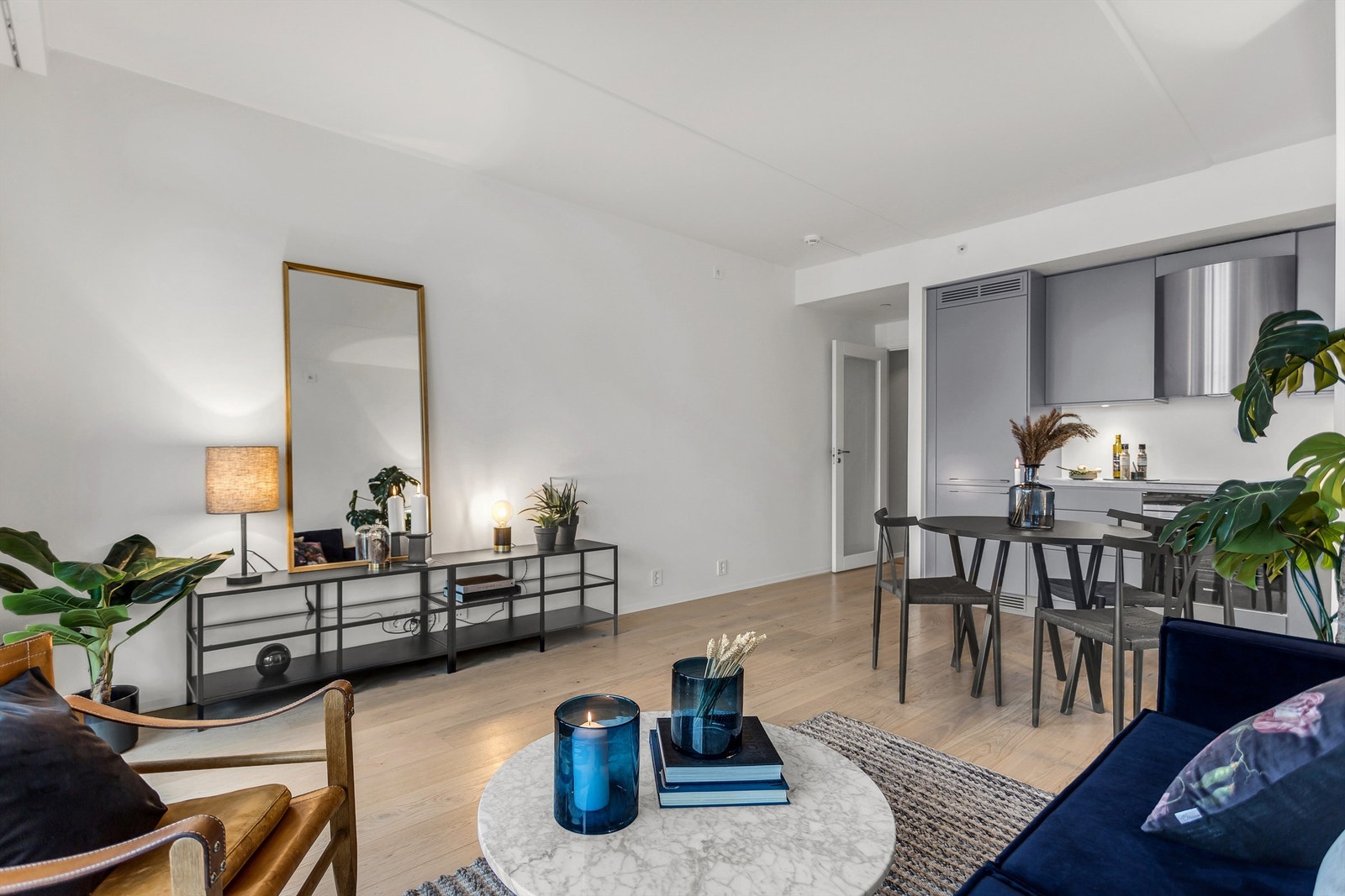 Romslig og lys stue med plass til både sofa- og spisegruppe. Galleribilde