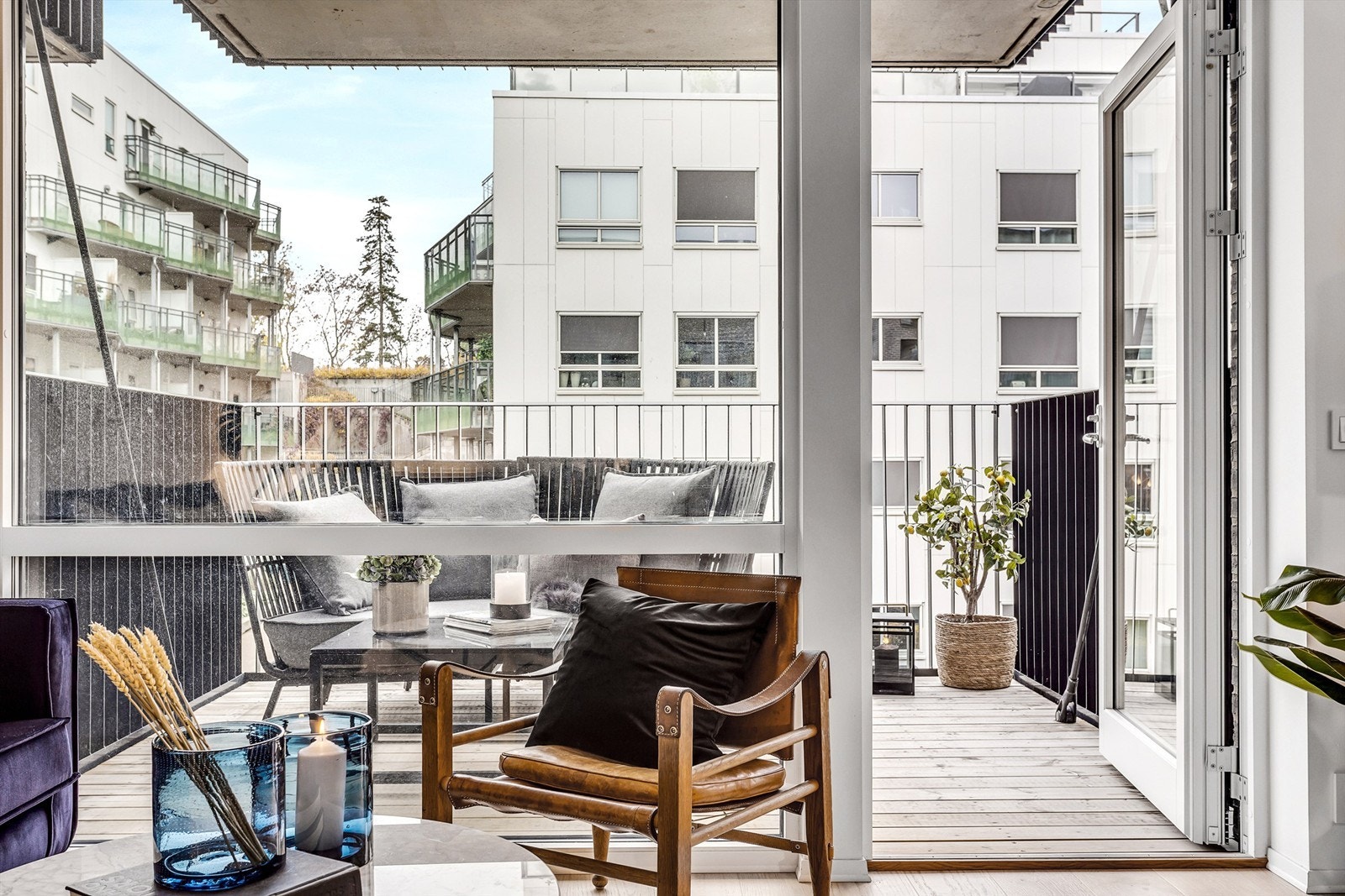 Utgang til pen balkong fra stuen. Galleribilde