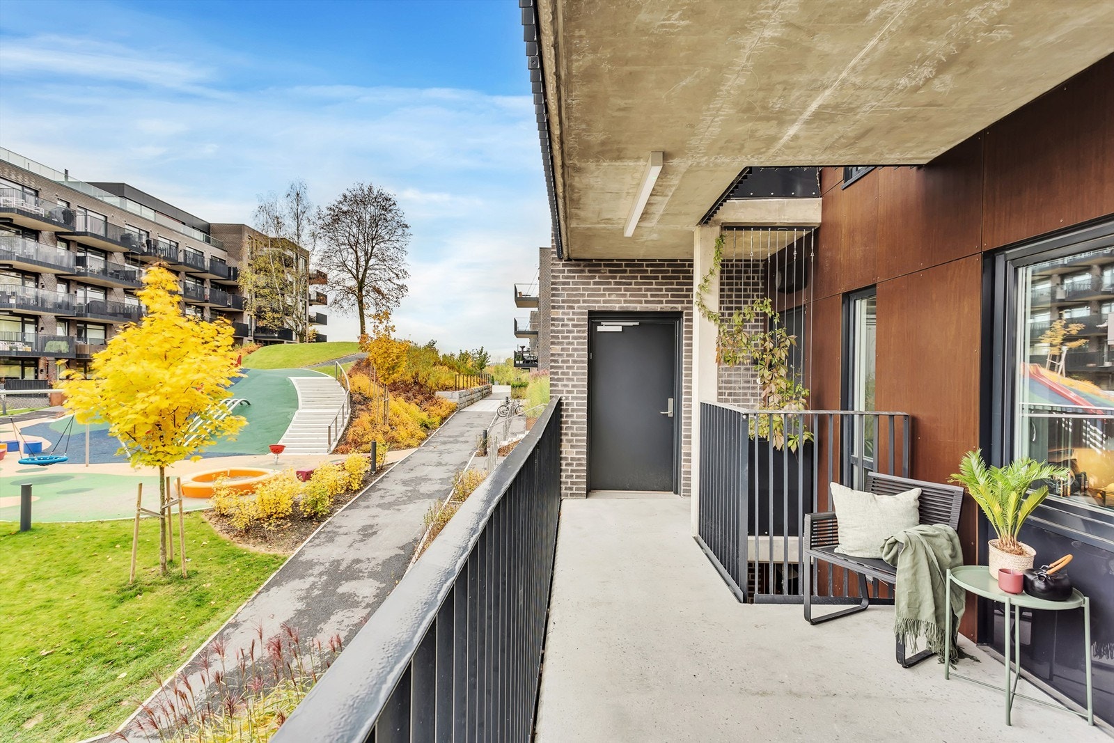 Inngang til leiligheten fra felles svalgang. Galleribilde