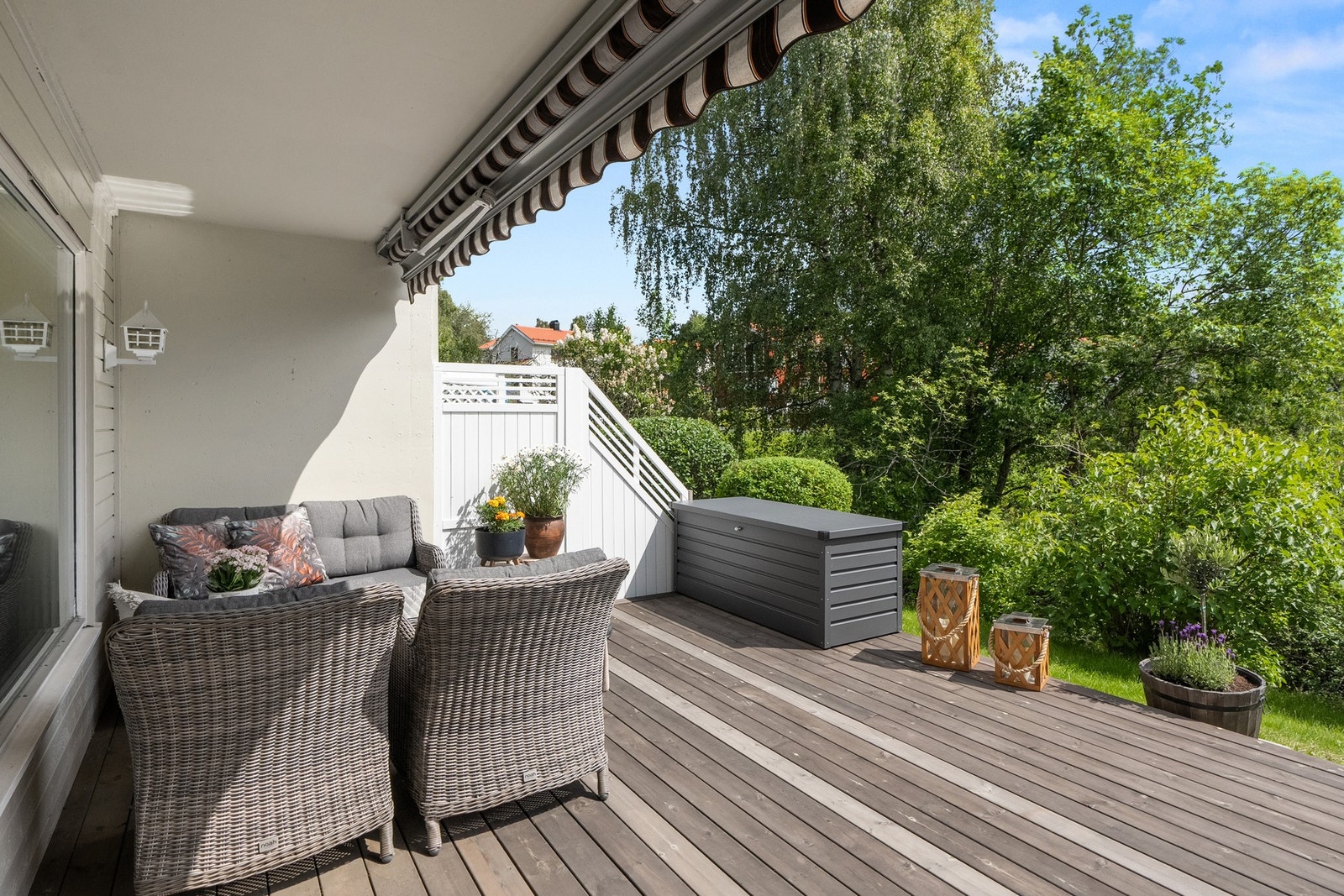 Markterrassen er delvis overbygd, og er utstyrt med stikk, utelys og markise. Den ble utvidet i 2024, av fagfolk. Galleribilde