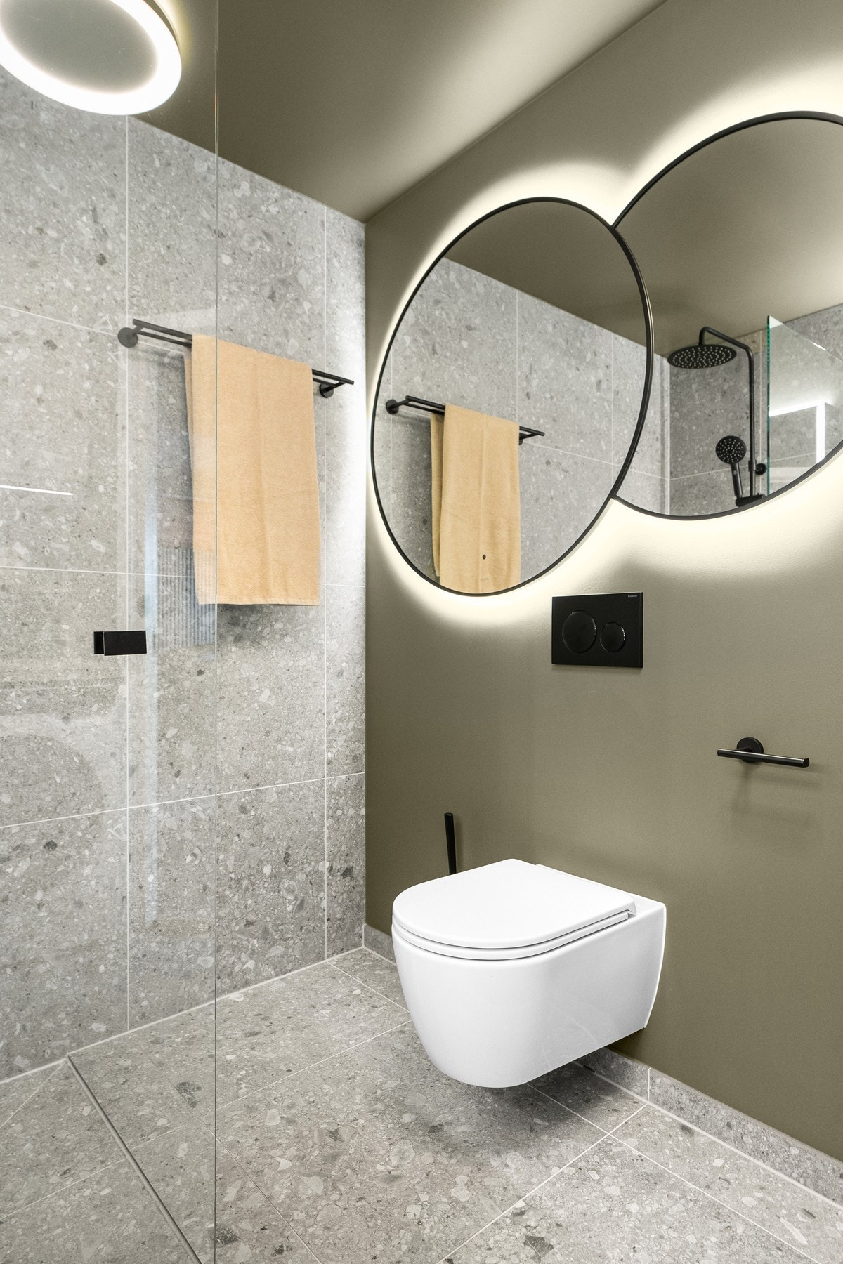 Badet har veggmontert toalett, og ble omfattende rehabilitert av Vindern bad, i 2023. Galleribilde