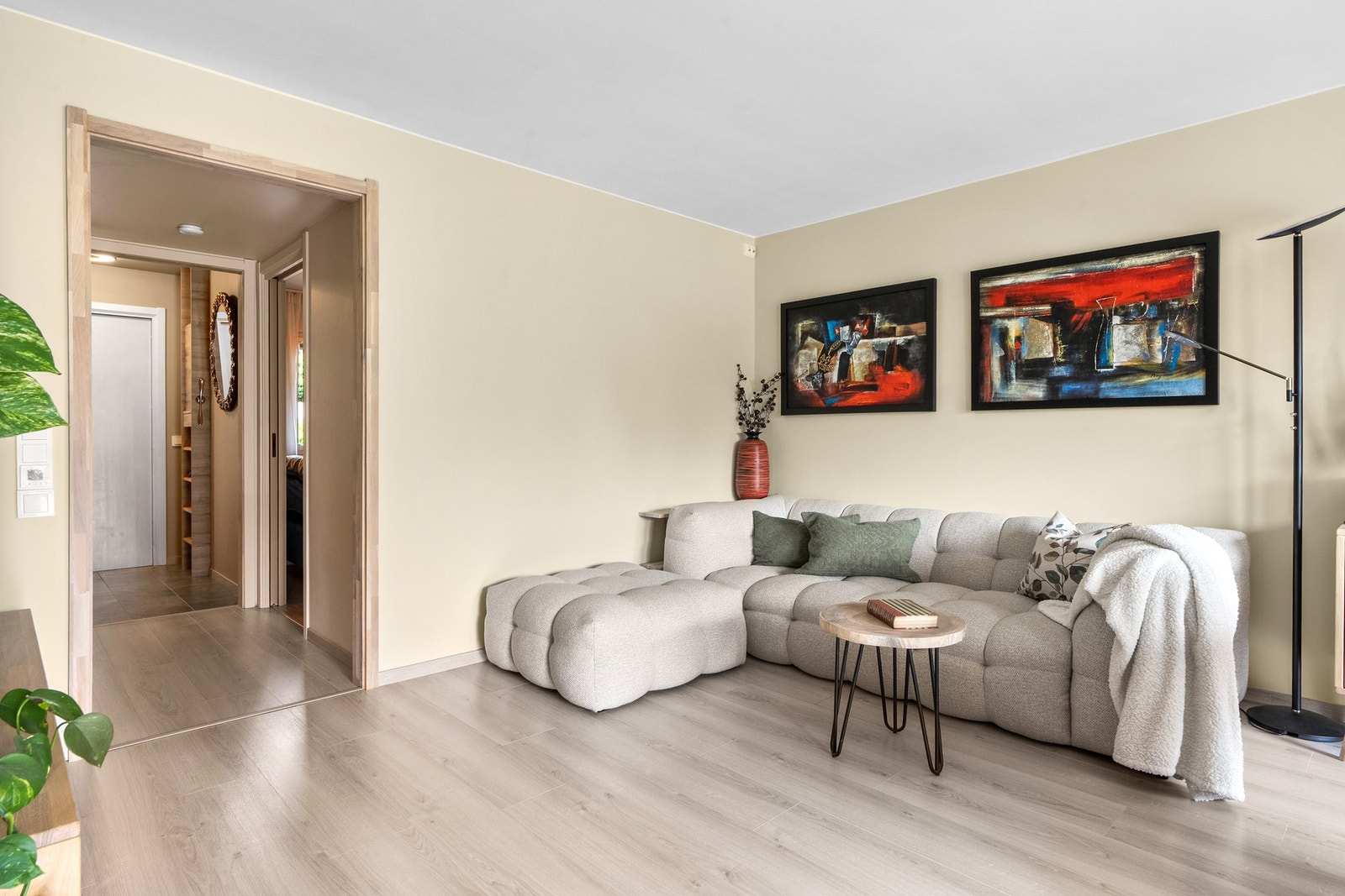 Leiligheten har pene overflater, og veggflatene er malt i behagelige fargetoner. Fin plass til sofagruppe. Galleribilde