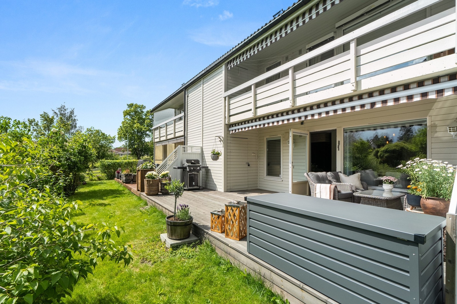 Fra stuen har du utgang til en stor markterrasse, på nesten 27 kvm. Praktisk med lagringsbod i ene enden av uteplassen. Galleribilde