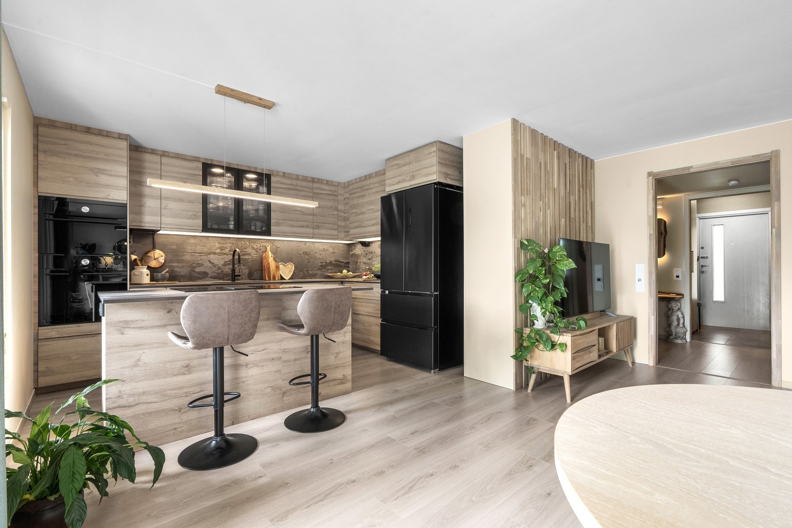 Lekkert IKEA-kjøkken med en herlig kjøkkenøy, med barløsning. Denne fungerer som et sosialt tilskudd, da man kan lage mat og samtidig konversere med gjestene sine. Galleribilde