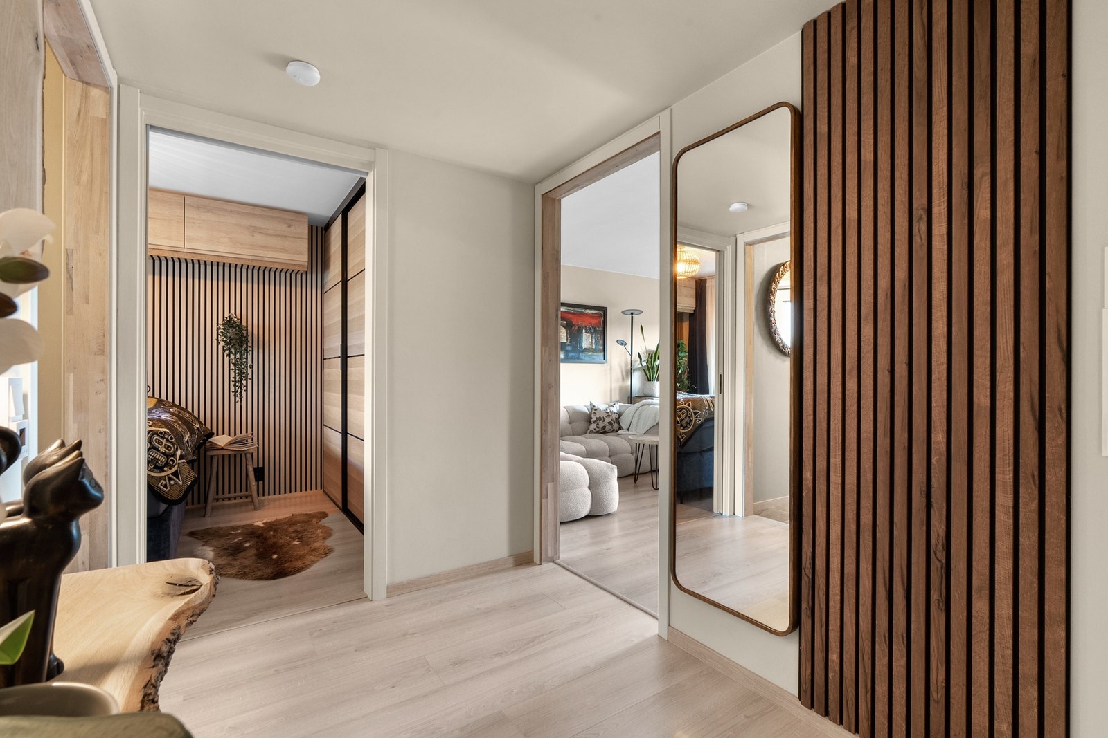 Via gangen kommer du til leilighetens to soverom. Galleribilde