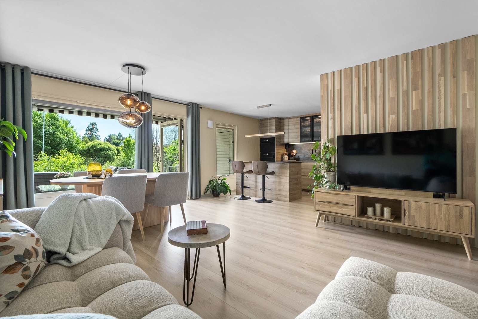 Vi går inn. Leiligheten gjennomgikk store oppgraderinger i 2023, og fremstår delikat med god finish. Det er lagt gulvvarme i alle gulv og det er pipeløp i stuen. Galleribilde