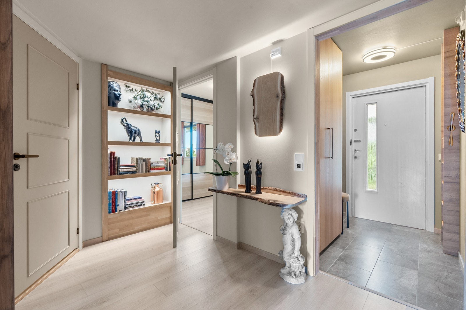 Integrerte hyller og flotte, egenlagde møbler gir leiligheten et personlig preg. Galleribilde