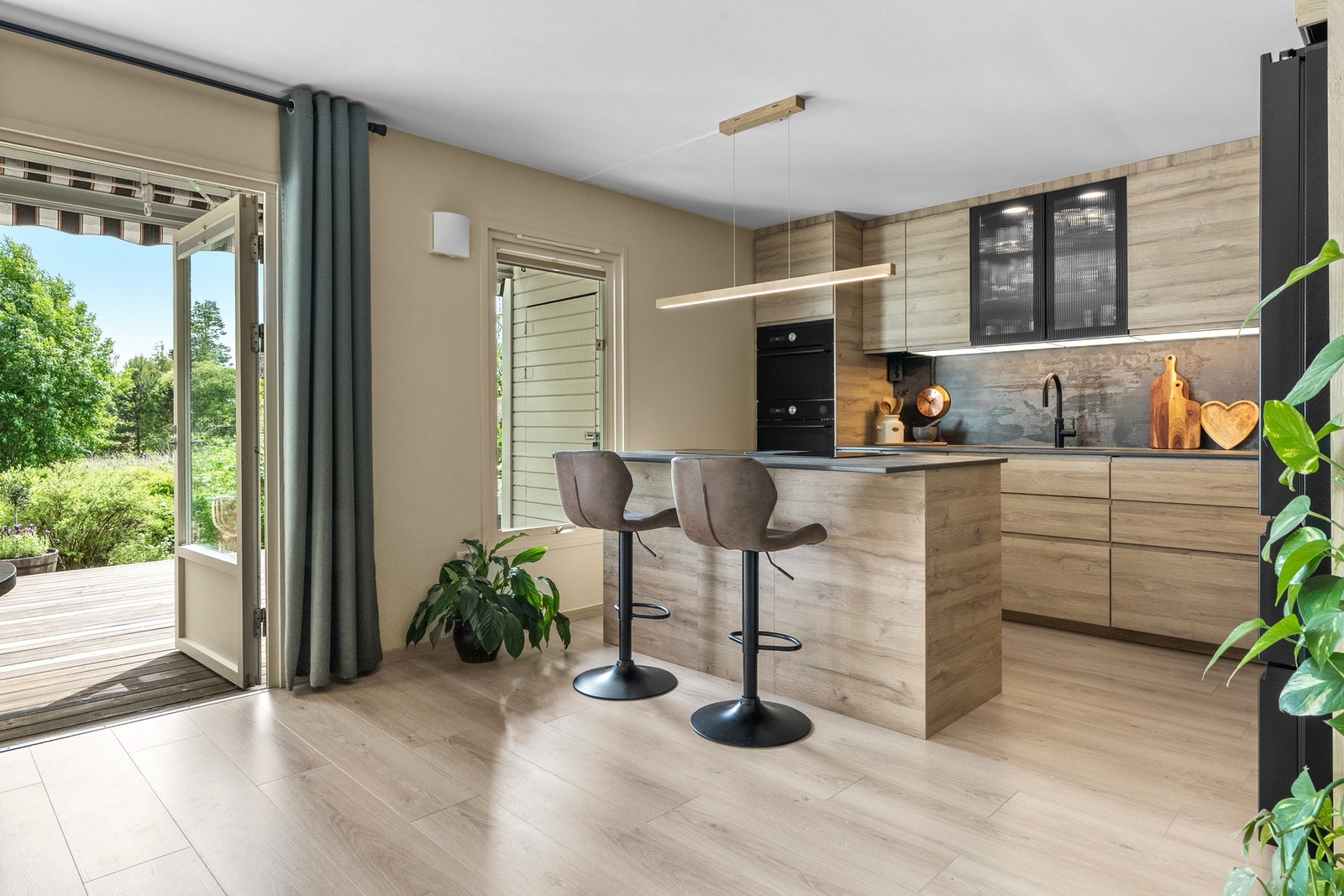 Under oppussingen i 2023, byttet man plass på kjøkken og det ene soverommet. Dette resulterte i at man kunne lage en åpen stue- og kjøkkenløsning. Galleribilde