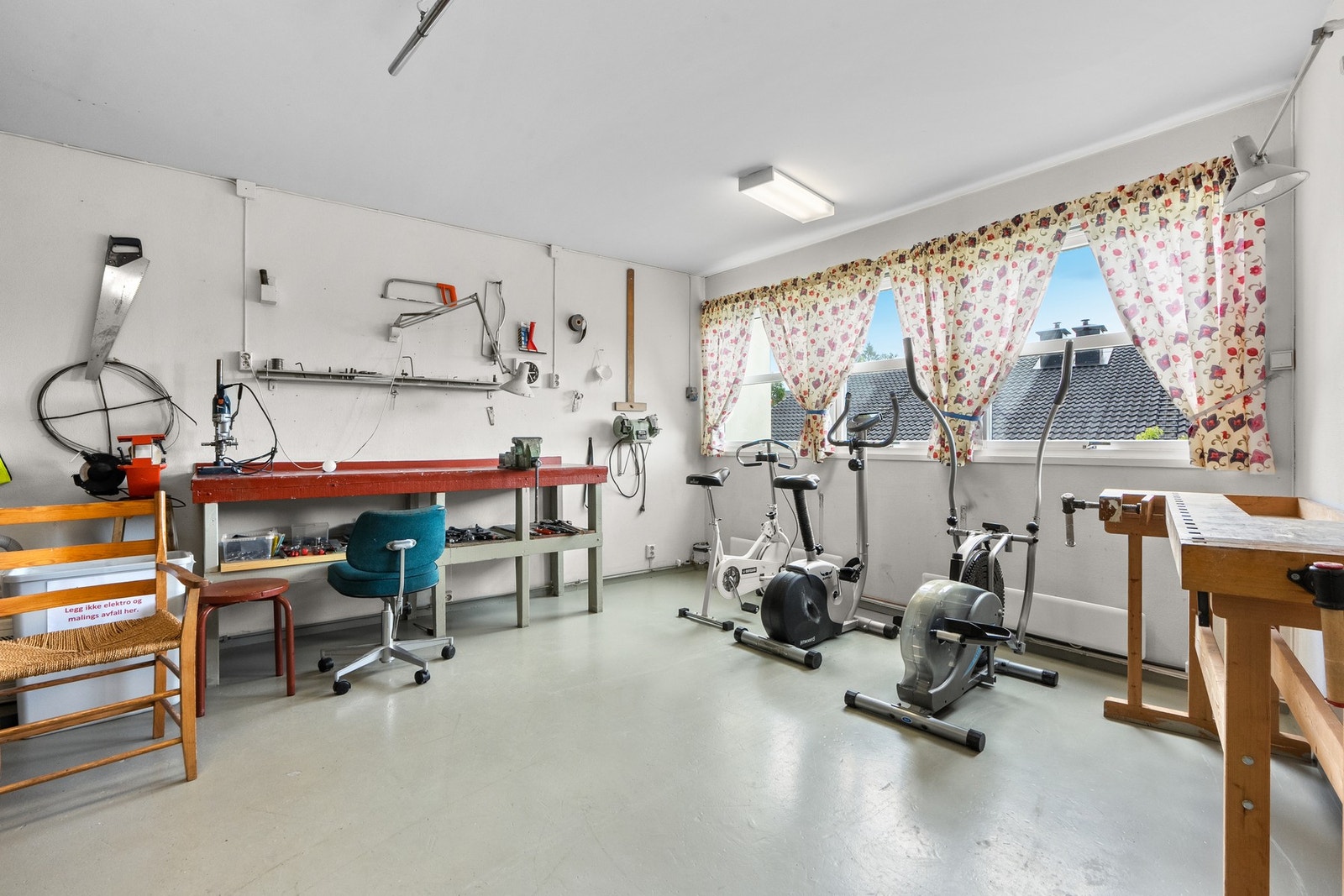 Videre har borettslaget et felles hobbyrom, hvor det også står noen trimsykler, mm. Galleribilde