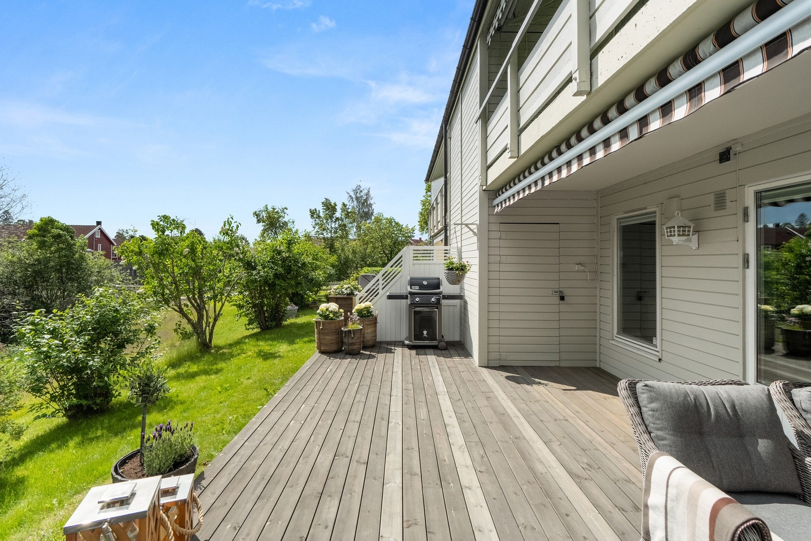 Leiligheten er gjennomgående og har trappefri adkomst. Her bor du enkelt, i grønne og landlige omgivelser, og samtidig med nærhet til det meste. Galleribilde