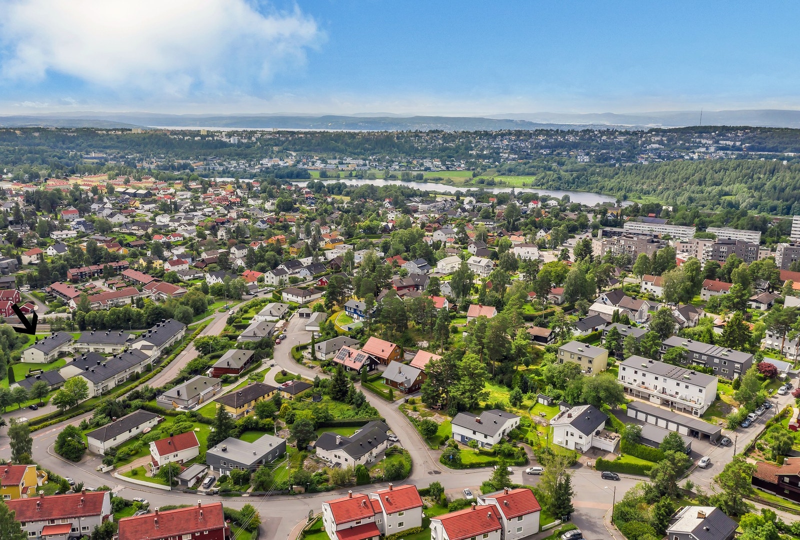 Borettslaget er godt beliggende mellom Østmarka og Østensjøvannet. Dette gir flere flotte tur- og rekreasjonsmuligheter i nærområdet. Galleribilde