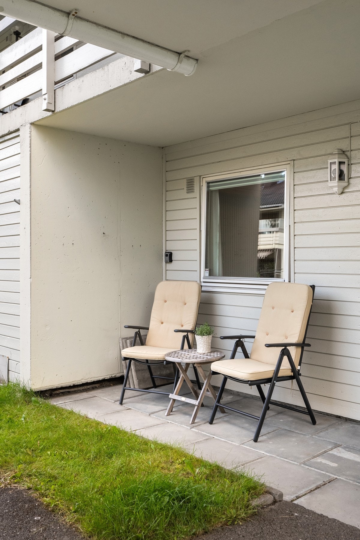 Uteplassen er overbygd og det er lagt betongheller på bakken, Galleribilde