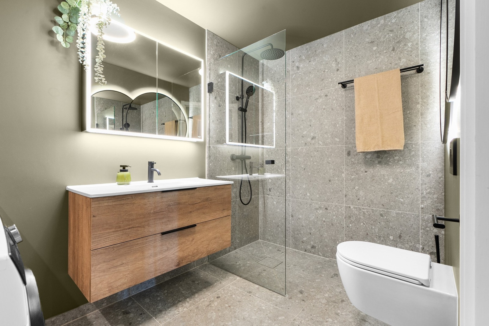 Et svært delikat baderom, med moderne baderomsinnredning. Et godt sted å starte dagen! Galleribilde