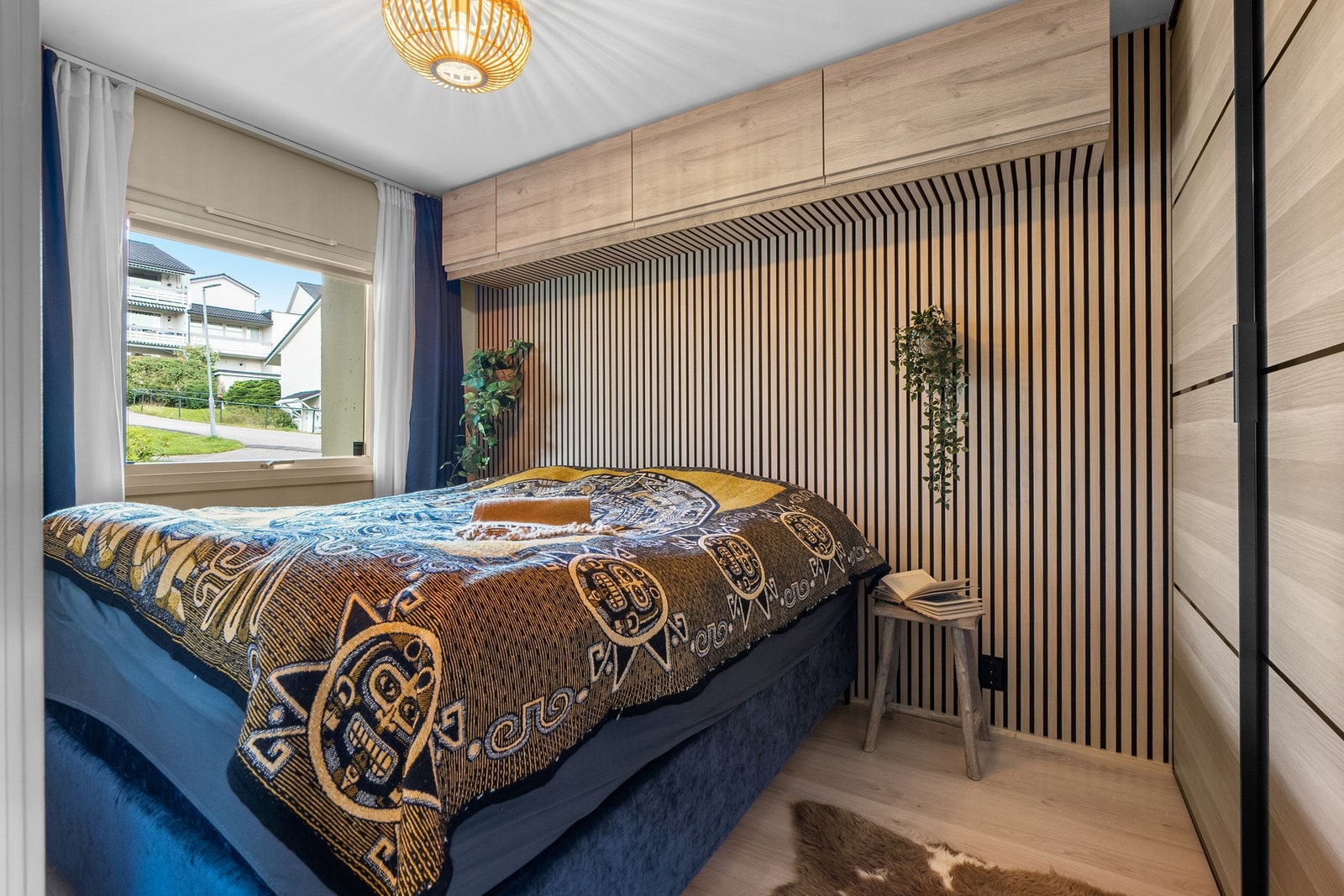 Hovedsoverommet har god plass til dobbeltseng, med tilhørende nattbord. Skyvedørsgarderobe, med gode lagringsmuligheter for klær og sko. Galleribilde