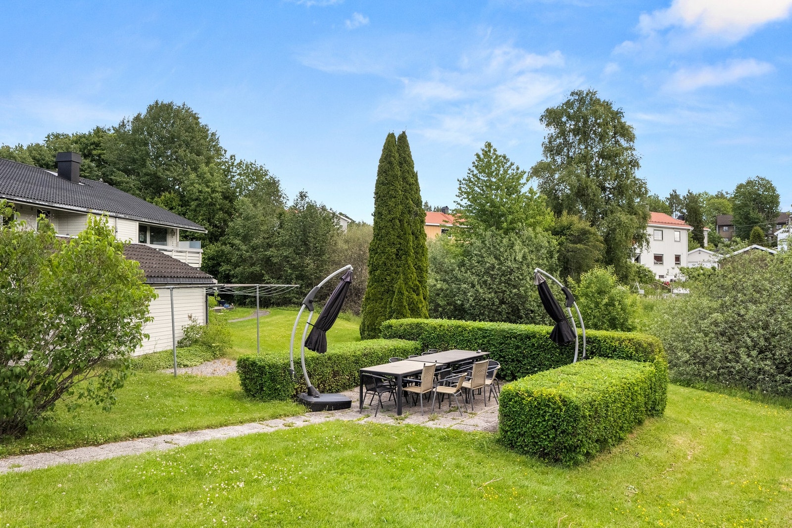 Borettslaget har gartnere som passer på å holde fellesområdene pene. "Solplassen" er et sosialt møtested for beboerne i borettslaget. Galleribilde