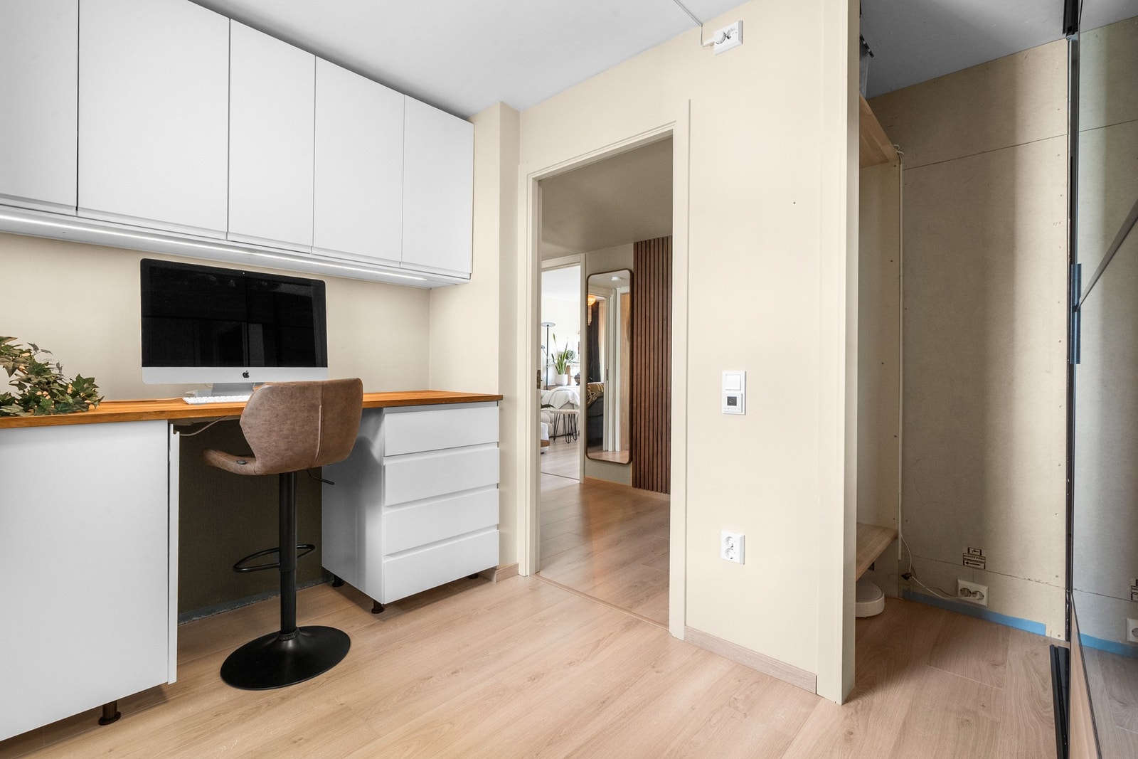 Rommet har gode oppbevaringsløsninger, med skap, skyvedørsgarderobe og egen oppbevaringsnisje. Galleribilde