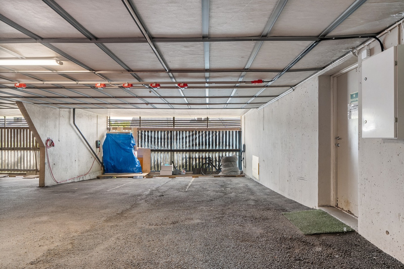 Med leiligheten medfølger parkeringsplassen til høyre, i felles garasjeanlegg. Det er montert lader for el-bil. Galleribilde