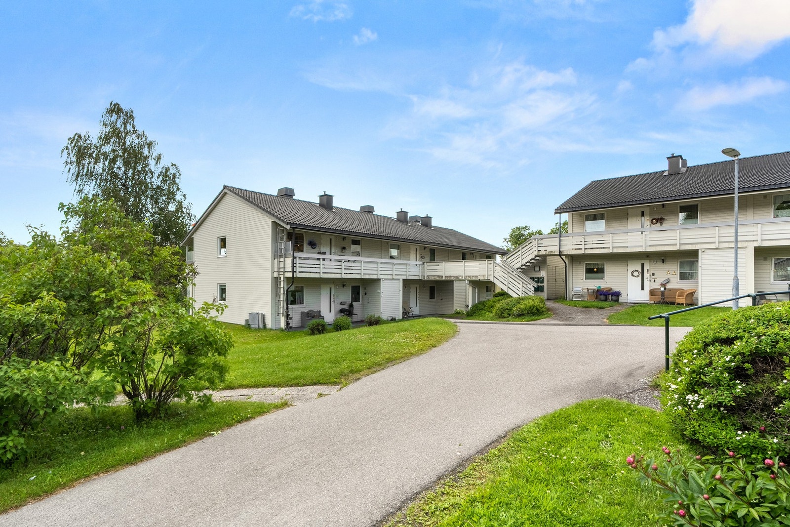 Boligen har en god intern beliggenhet, nederst på feltet mot bekken. Snørydding og strøing inn til inngangsdøren er inkl. i felleskostnadene. Galleribilde