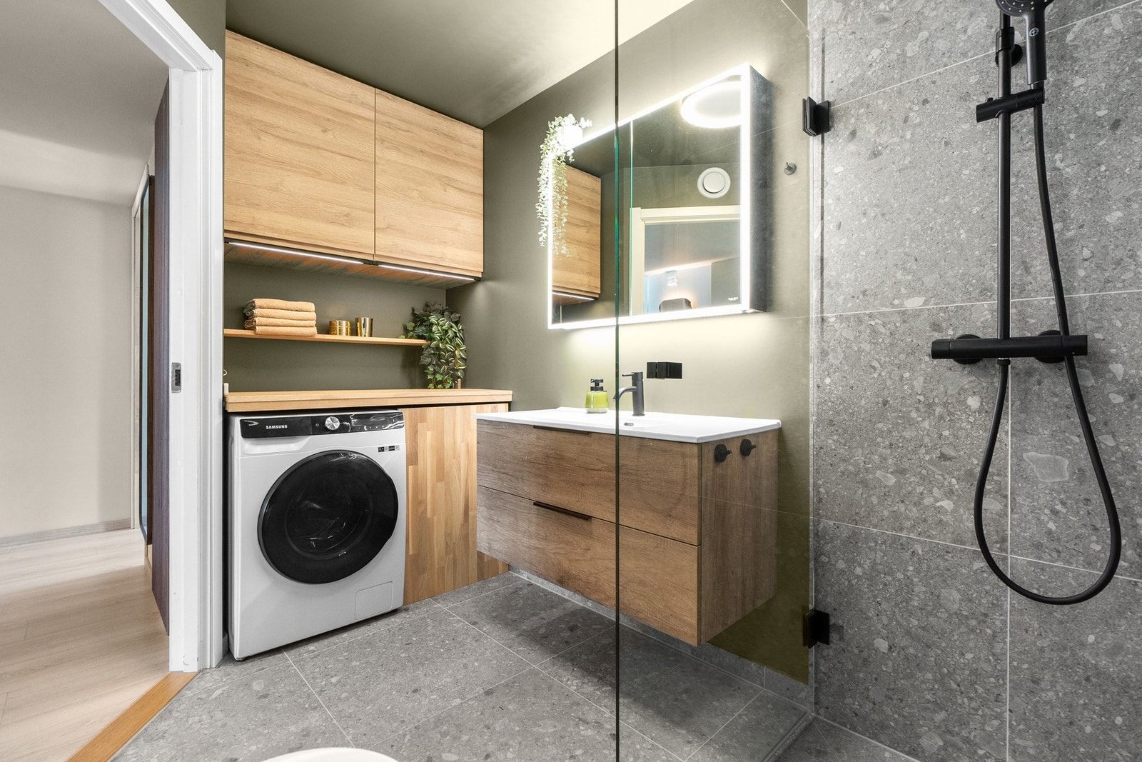 Egnet plass til vaskemaskin, med benk og skapinnredning over, gir en både praktisk og pen løsning. Galleribilde