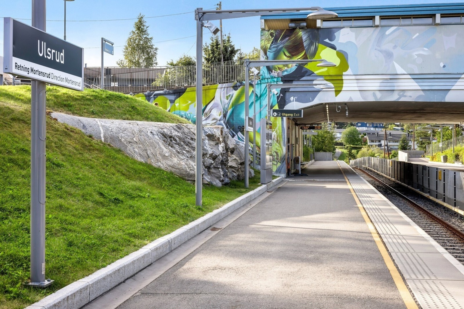Området har god offentlig kommunikasjon. Både busstopp og Ulsrud T-bane ligger rett ved boligen. Galleribilde