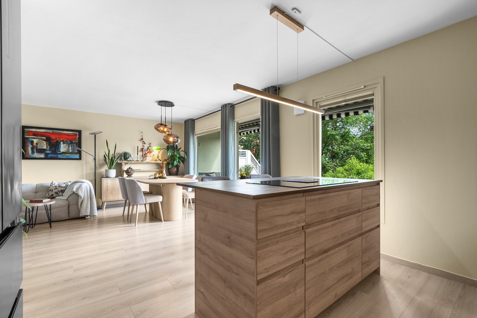 Kjøkkenøya har stilig, dimbart overlys og induksjonsplatetopp med integrert ventilator med kullfilter. Alle hvitevarer medfølger i handelen. Galleribilde