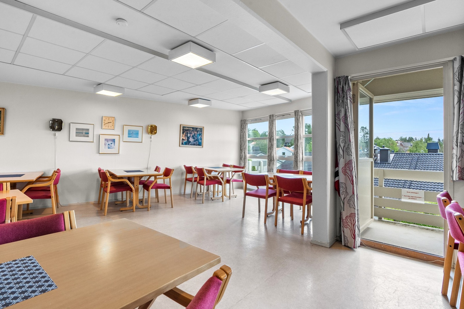 Arrangementkomiteen arrangerer blant annet kaffekvelder, med kaker og loddsalg, den siste torsdagen i måneden. Galleribilde