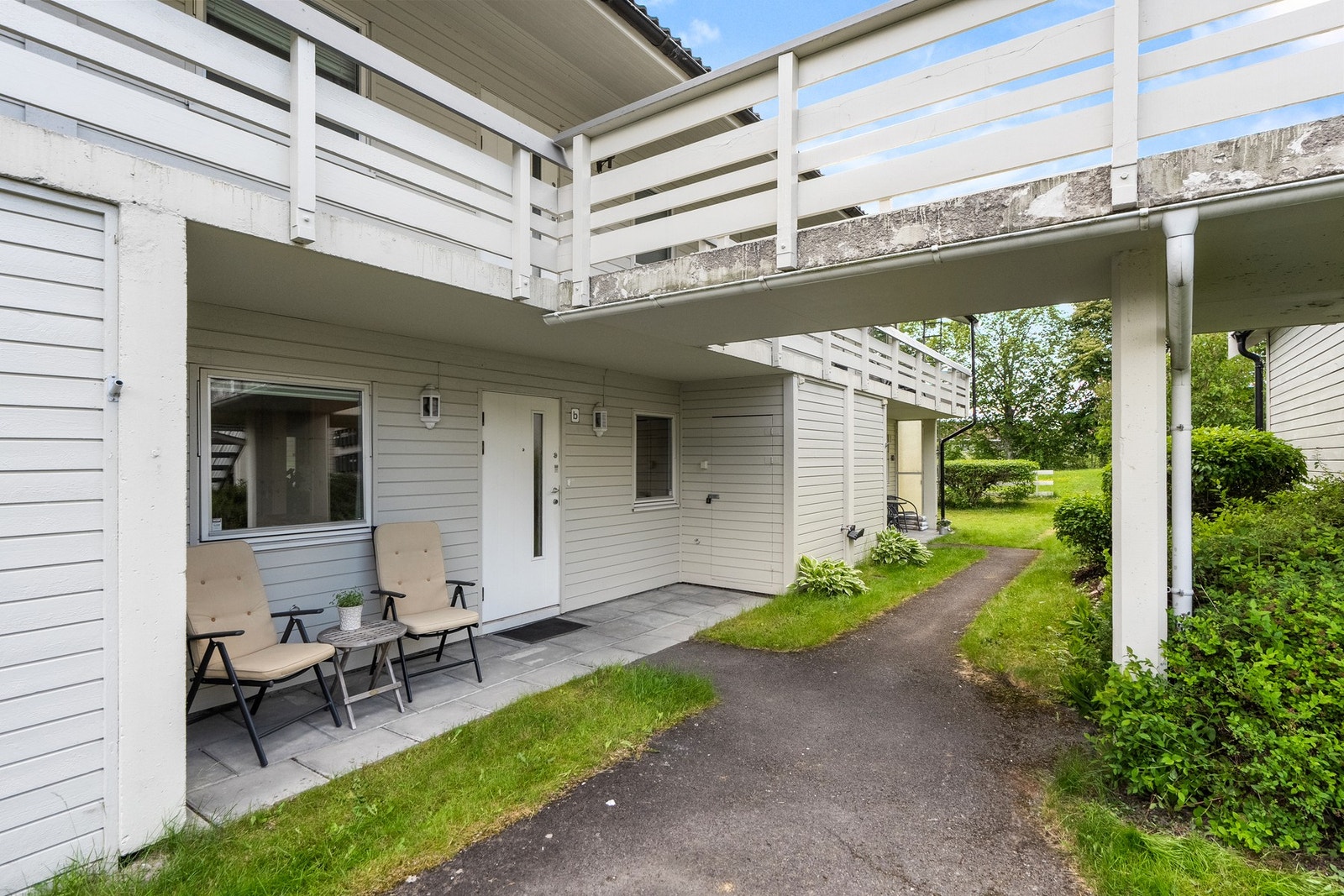 Leilighetens andre uteplass er ved inngangspartiet, hvor du kan nyte kveldssolen. Praktisk lagringsbod til høyre for inngangspartiet. Galleribilde