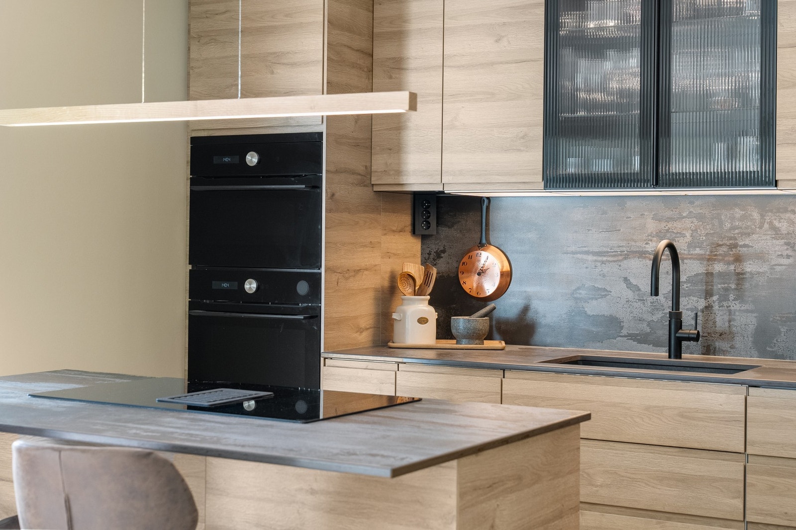 Kjøkkenet har flere gjennomtenkte løsninger, og ekstra dyp benkeplate er en av dem. Dimbart lys under hele overskapene, gir mulighet for godt arbeidslys når ønskelig. Galleribilde