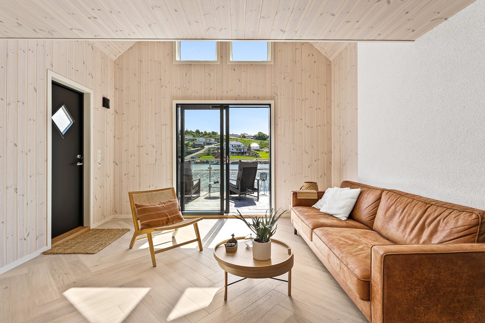 Det er fiskebeins-laminat m/varmekabler under på gulv i naustrommet Galleribilde