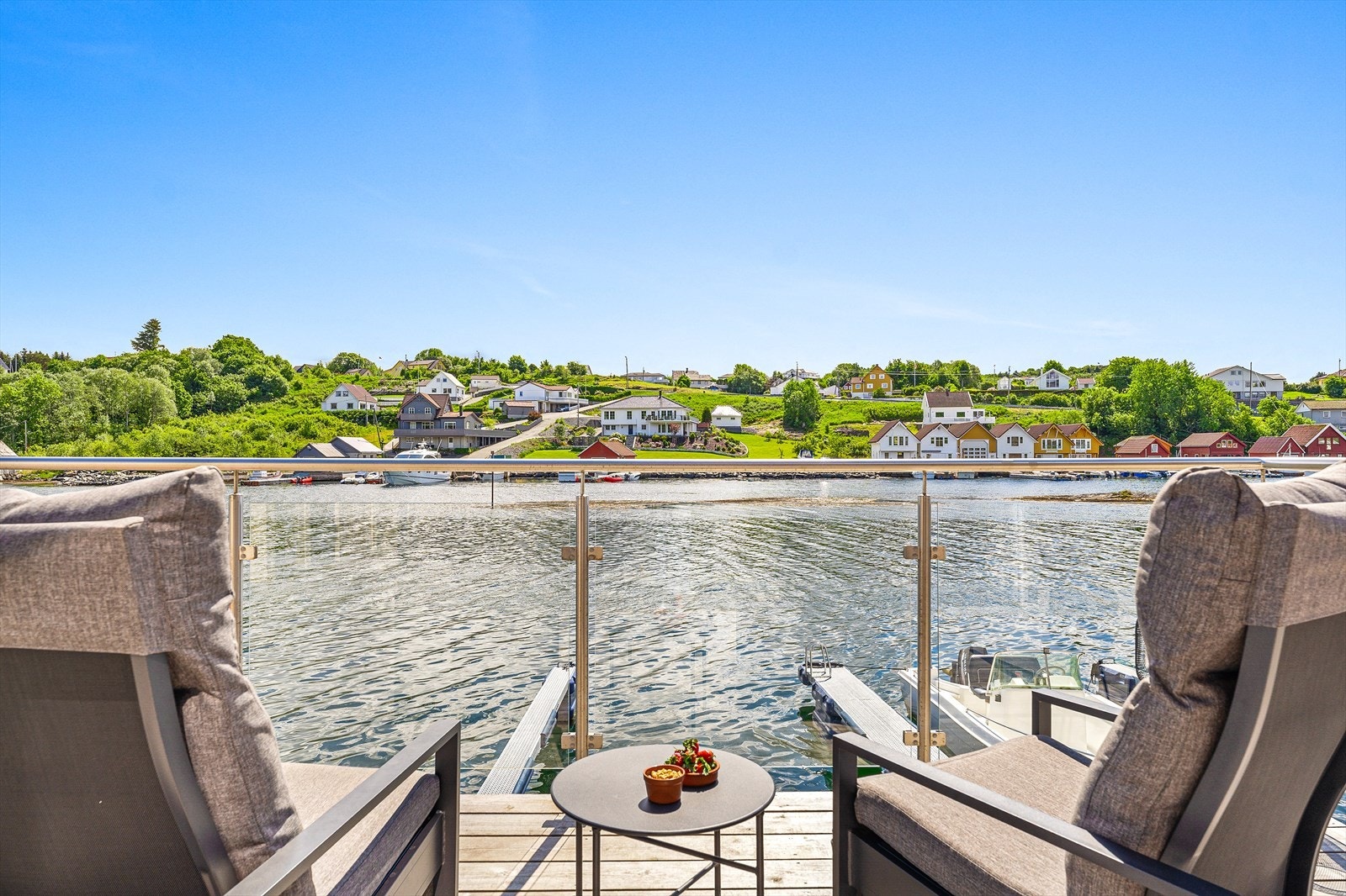 Nyt panoramautsikt over sjøen fra kaien, perfekt for avslappende og sosiale sammenkomster Galleribilde