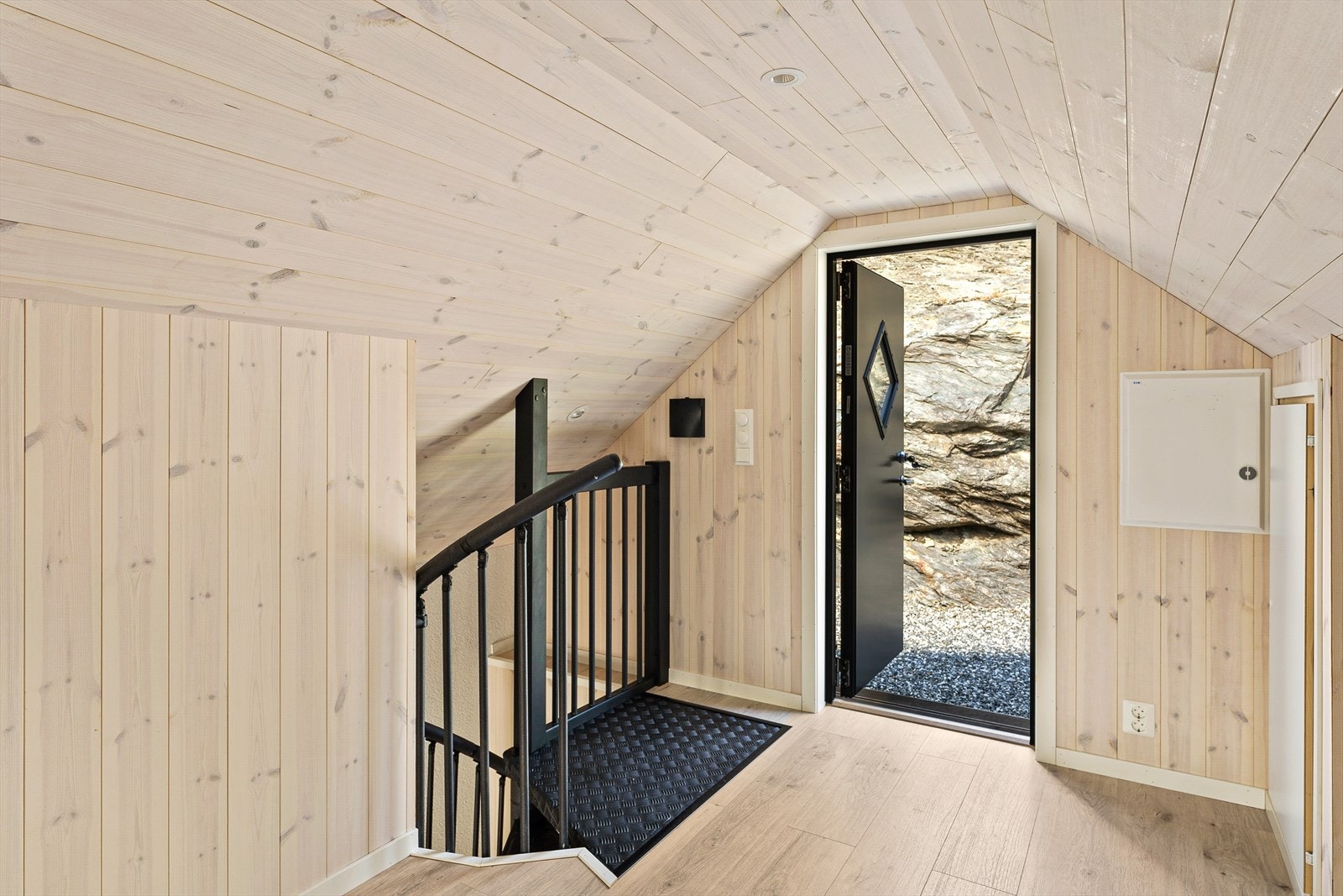 Det er inngang til naustet i begge etasjene Galleribilde