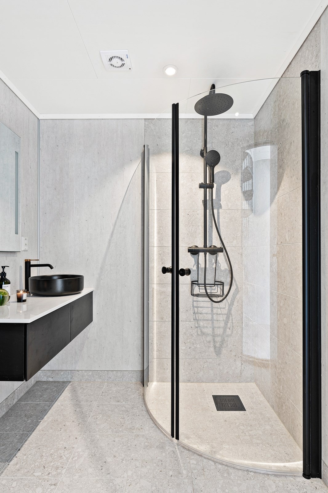 Rommet er innredet med servant, høyskap, vegghengt toalett og dusjhjørne Galleribilde