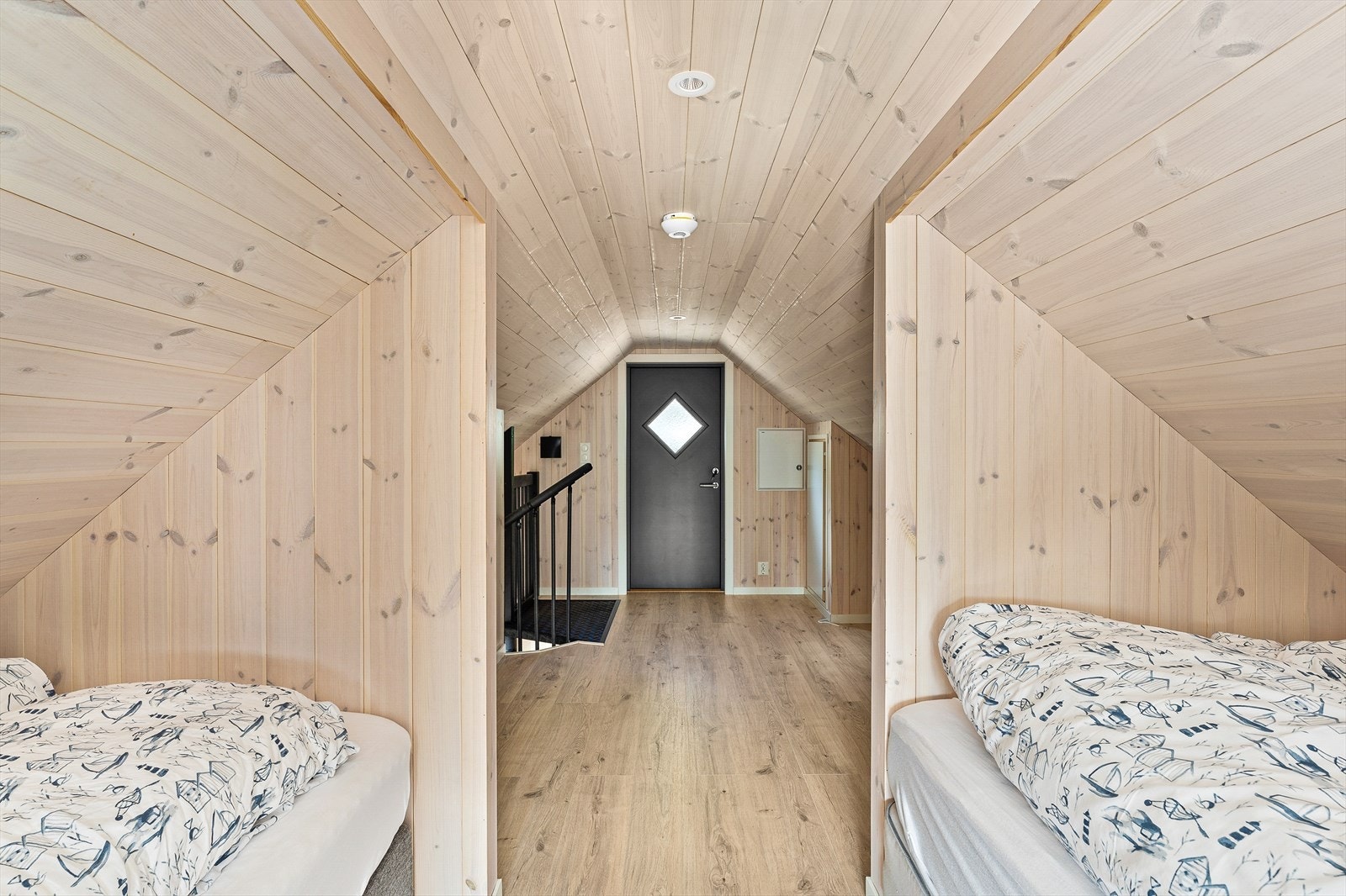 Laminat på gulv og trepanel på vegger og tak Galleribilde