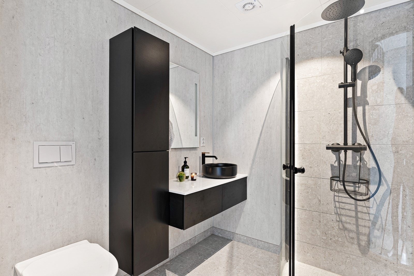 Det er fliser på gulv m/varmekabler under og baderomsplater/fliser på vegg Galleribilde