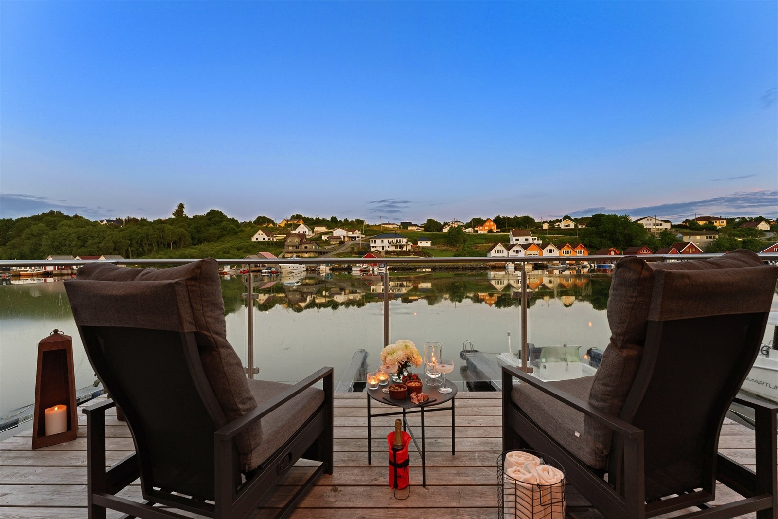 Nyt idylliske sommerkvelder fra kaien Galleribilde