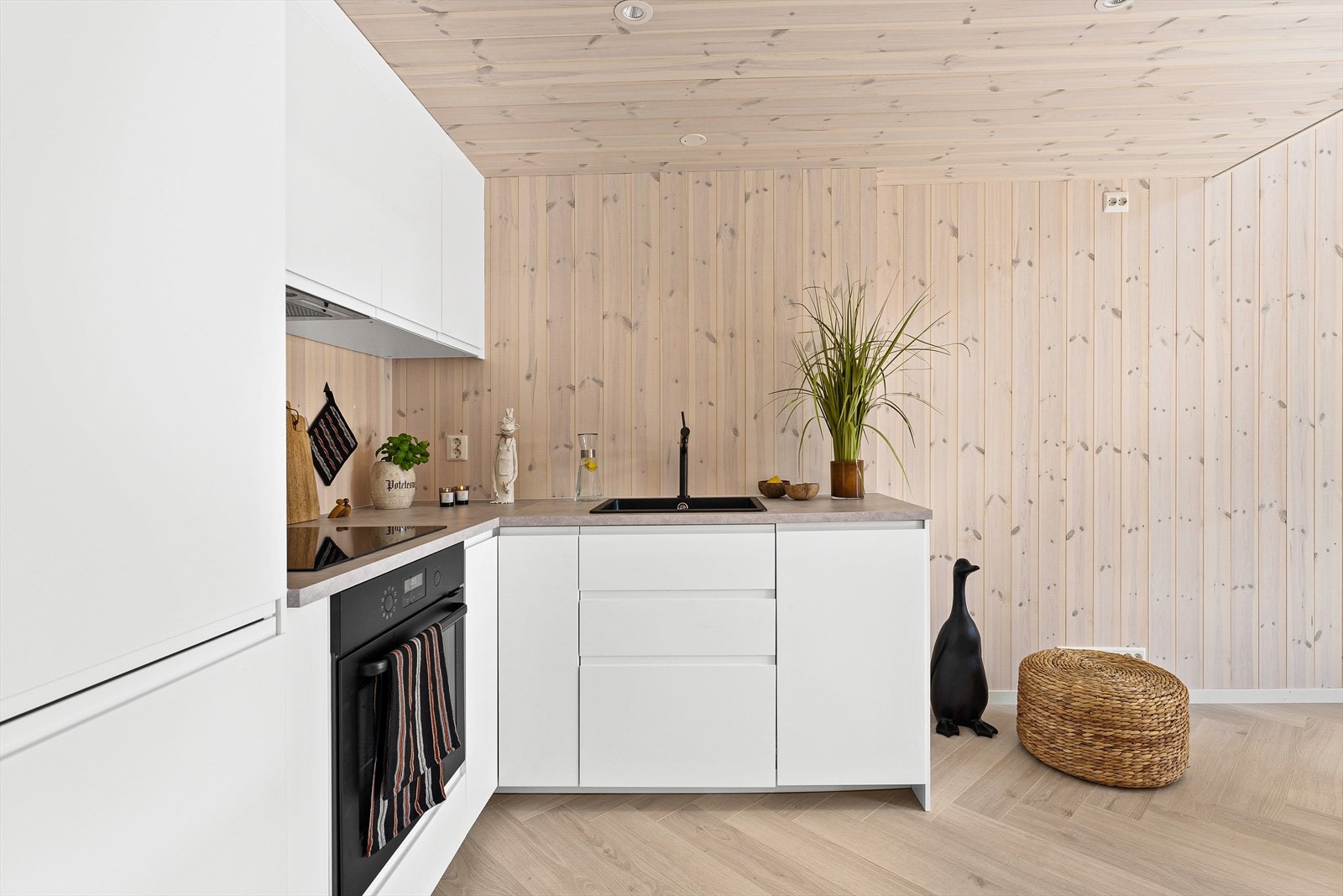 Kjøkkenet har god lagringsplass i over- og underskap Galleribilde