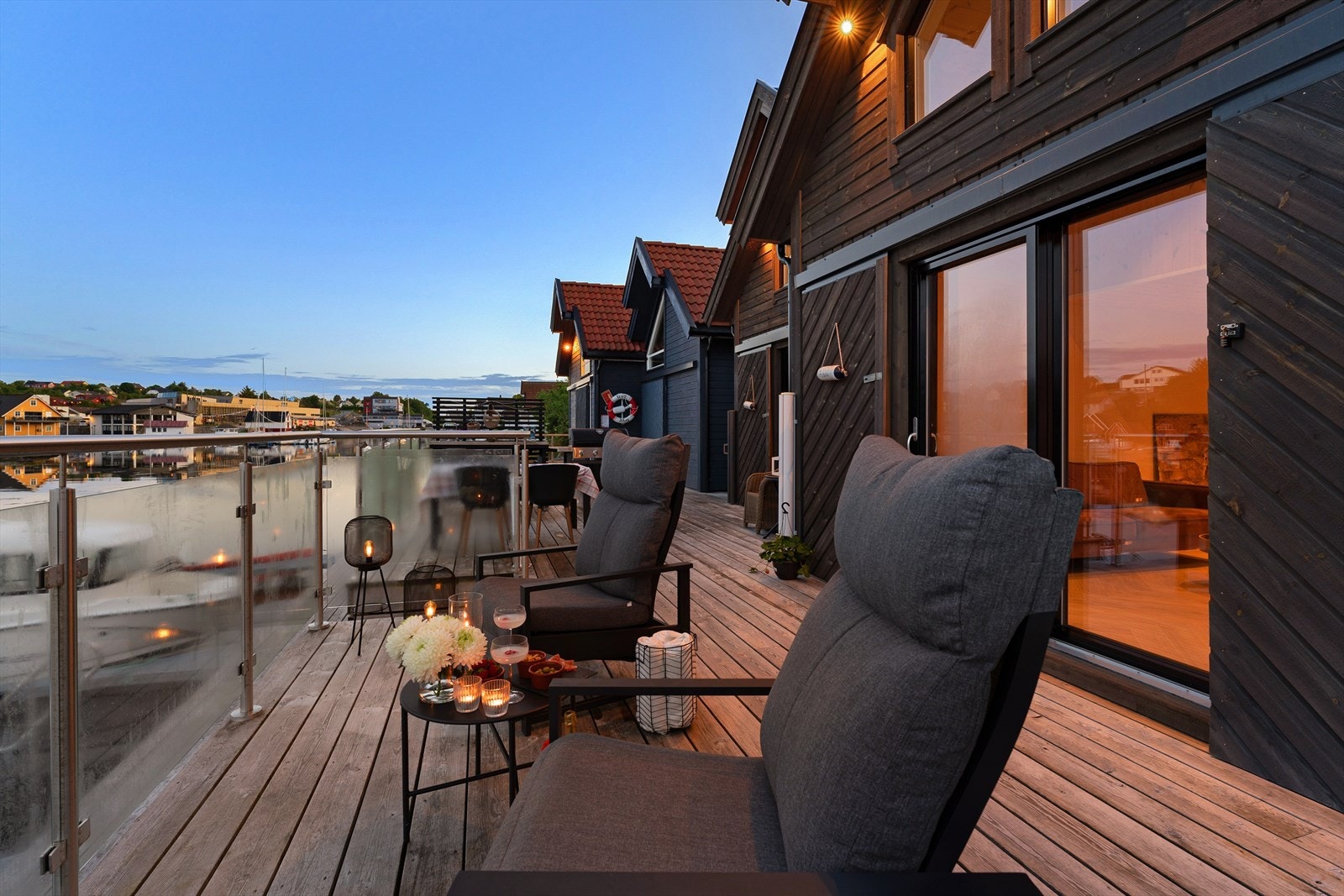 Uteområde med fantastisk utsikt inn mot sentrum, perfekt for avslappende kvelder Galleribilde