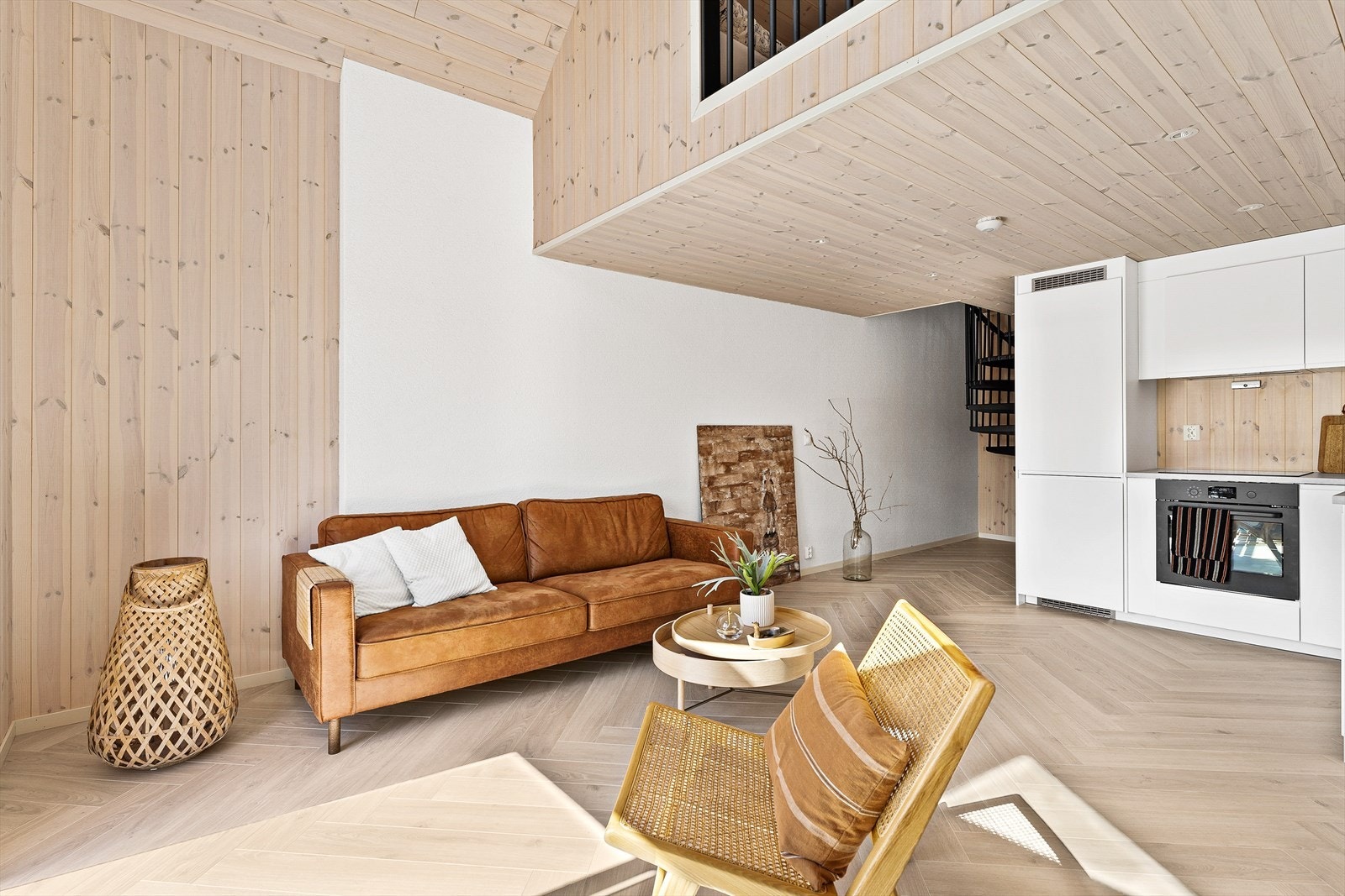 Innvendig branskillevegg mellom naust er av gips med utvendig pusset overflate Galleribilde