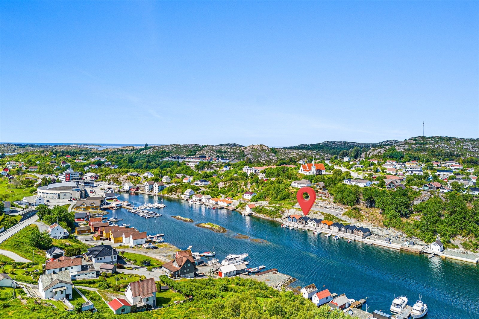 Naustet har en sentral beliggenhet like ved Langevåg sentrum Galleribilde