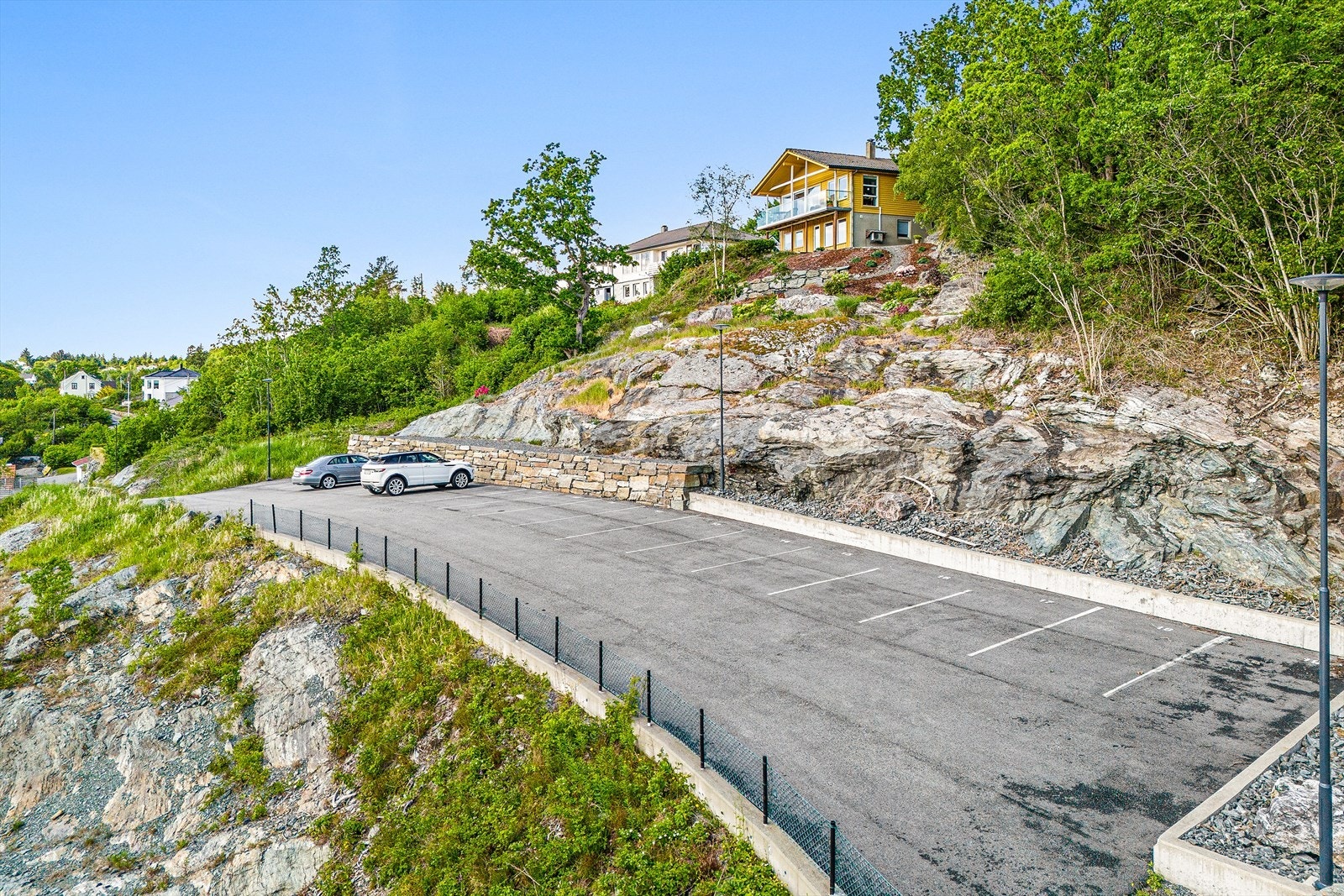 Naustet disponerer en parkering ved felles parkeringsplass Galleribilde