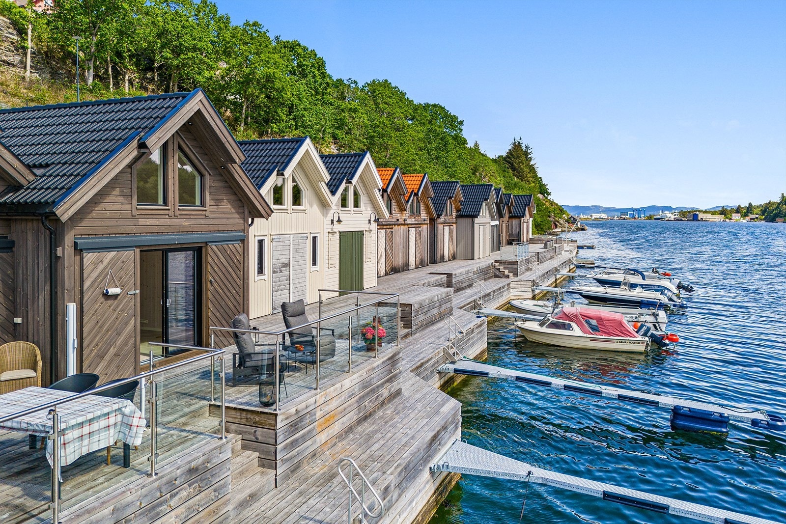 Rekkverk er satt opp for et mer barnevennlig uteområde Galleribilde