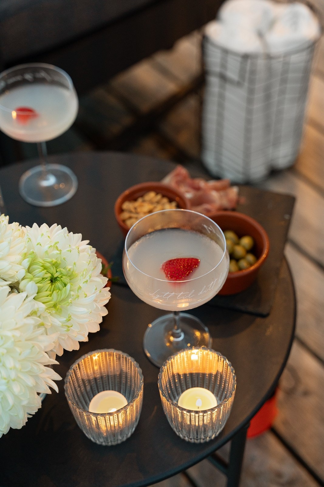 Inviter til hyggelige kvelder med elegante serveringsdetaljer; perfekt for sosiale sammenkomster Galleribilde