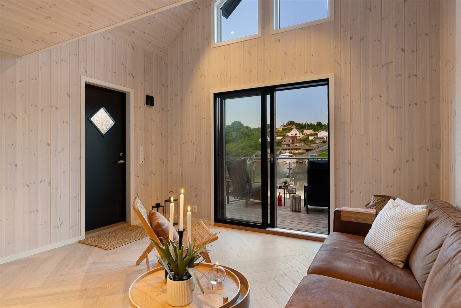 Moderne stue/naustrom med høyt tak, store vinduer og direkte tilgang til kaianlegget Galleribilde