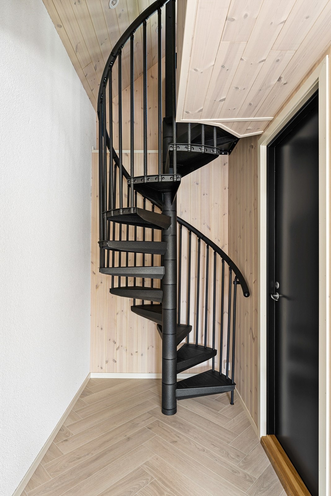 Moderne spindeltrapp opp til hems Galleribilde